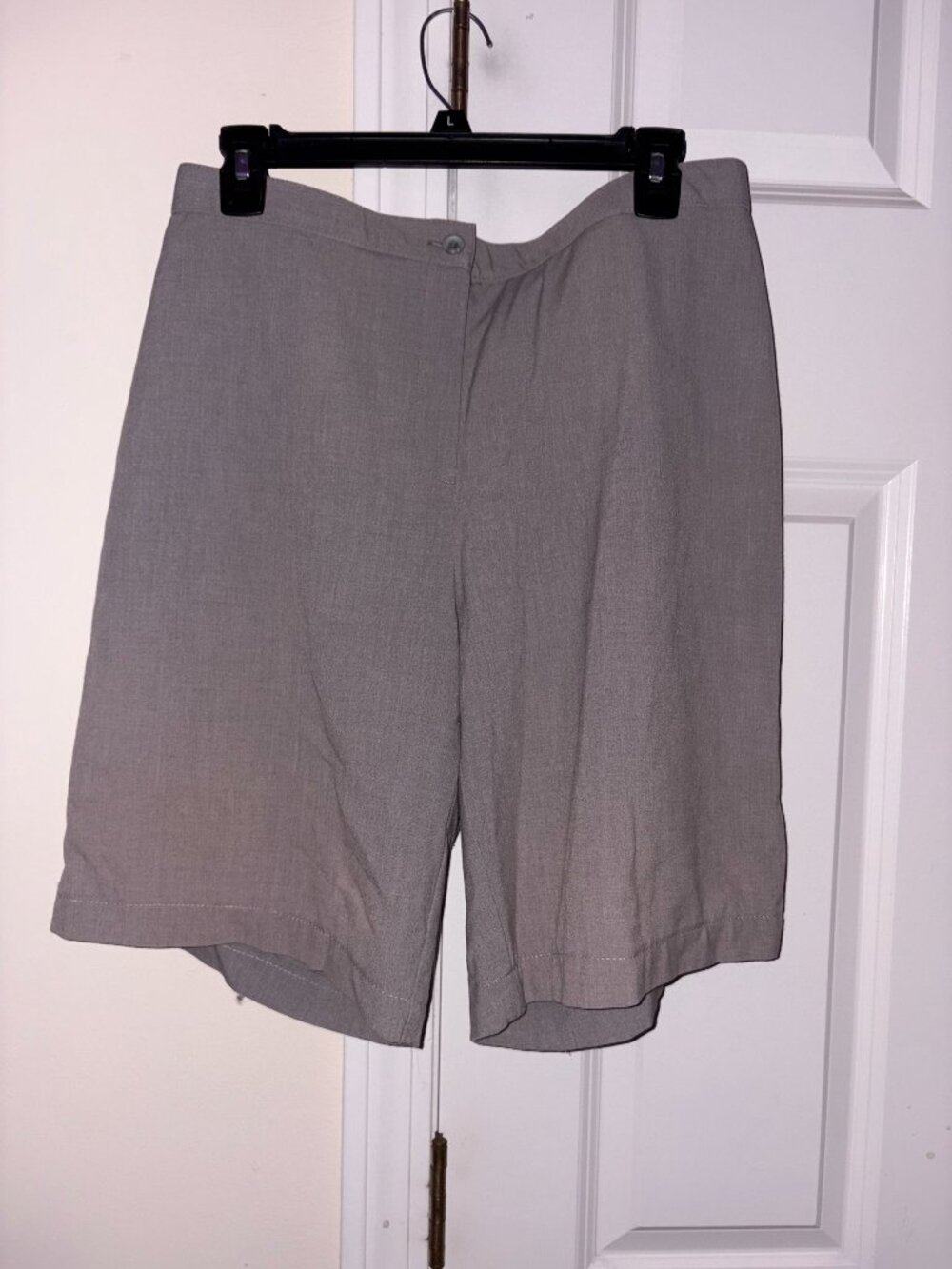 Briggs New York dressy Bermuda shorts, solid heather gray, women's size 14.